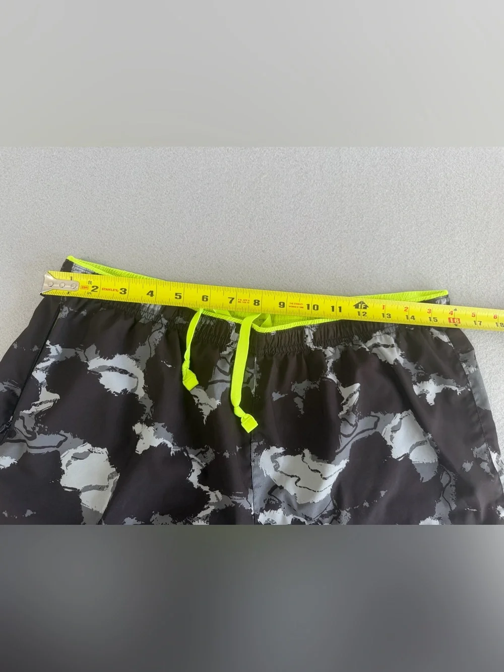 Brooks Men’s Running Shorts Large Black/Gray Camo Lined Mesh Drawstring